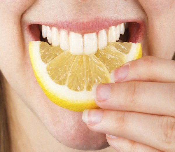 दांतों के पीलेपन का इलाज है आपकी किचन में, जानें 7 नुस्खे 
